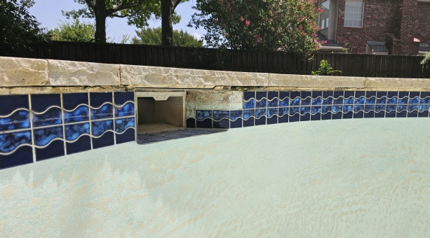 image of crack in mortar between pool coping and pool tile